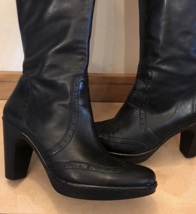 Botas em pele de camp alto da marca EXé