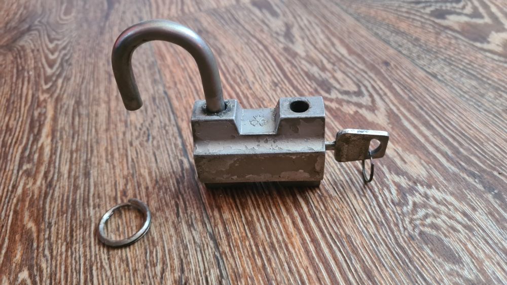 Замок навесной советский очень надёжный. Состояние отличное.