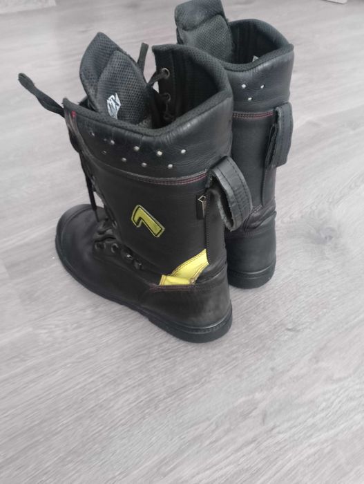 Берци з металевим передком