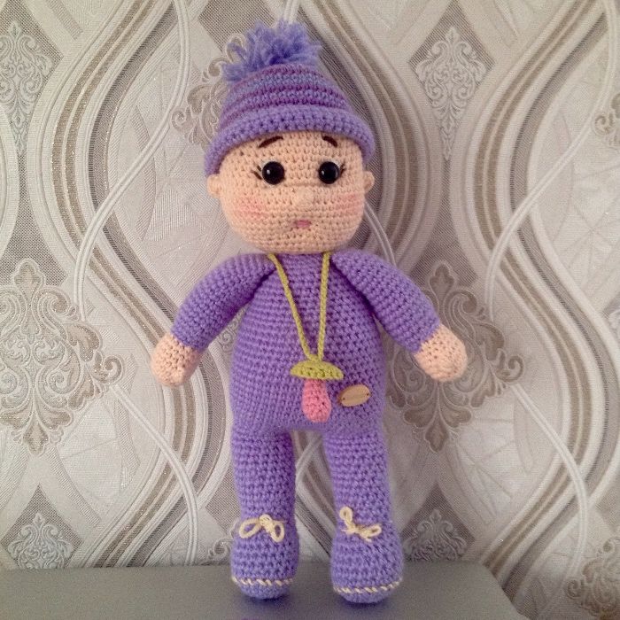 вязаная игрушка кукла пупс в шапочке с соской,