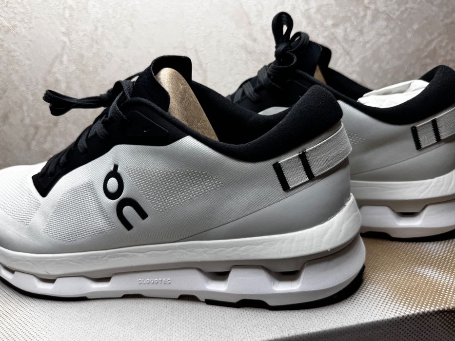 Кросівки On Cloudzone — нові, white/black, UK 9.5 / EU 44