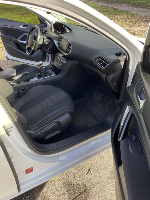 Peugeot 308swt9 рік 2015 1.6t дизель