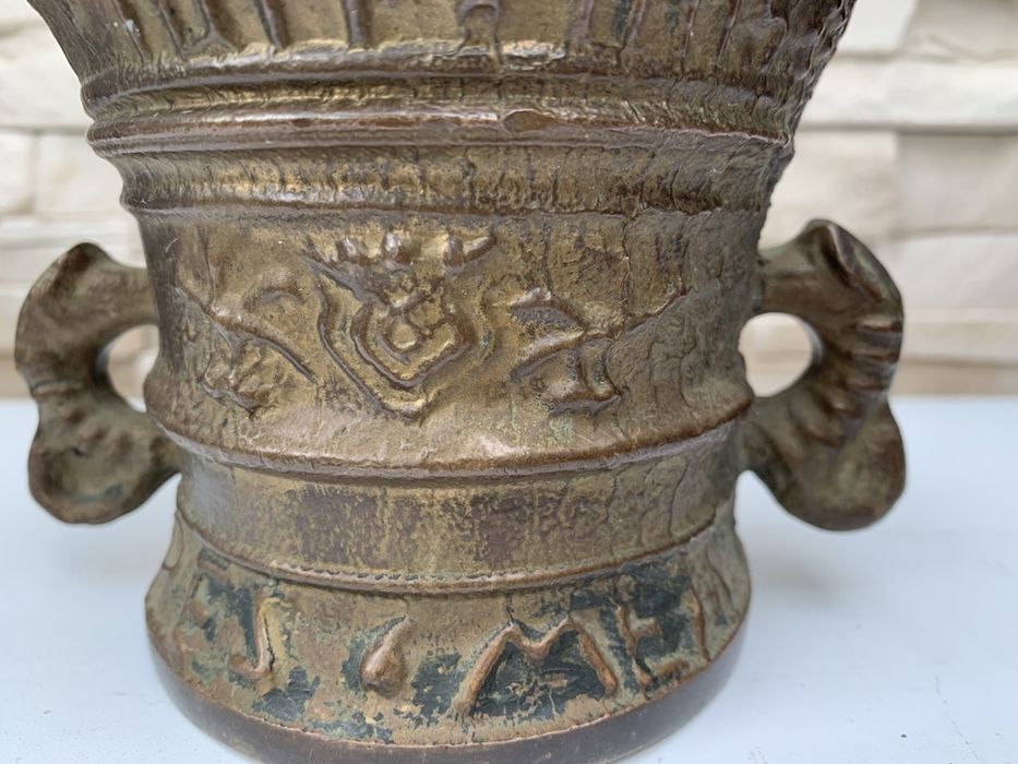 Stary i ciężki moździerz z brązu