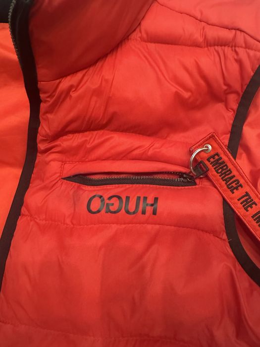 красный жилет Hugo boss