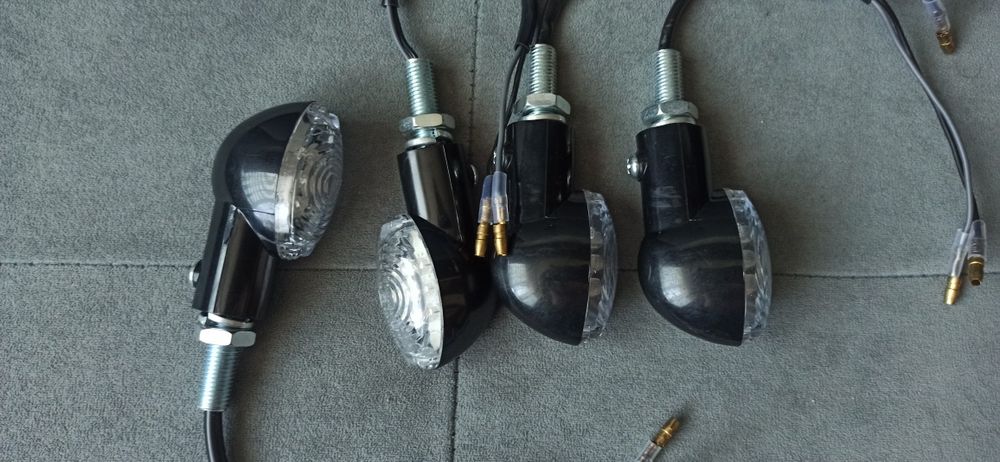 Oświetlenie  4  sztuki.