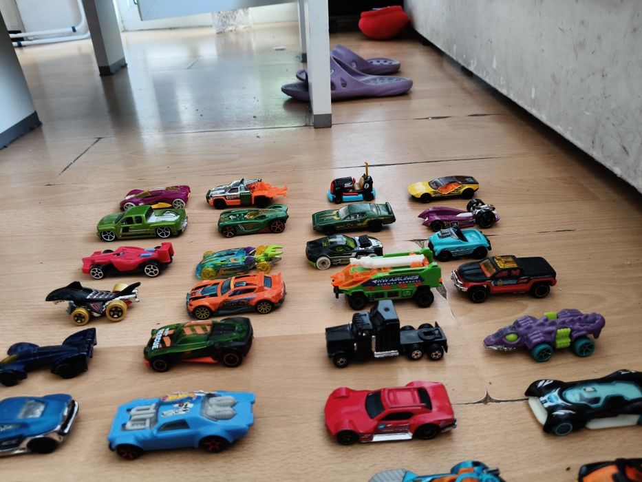 Zestaw samochodzików Hot Wheels 46 sztuk