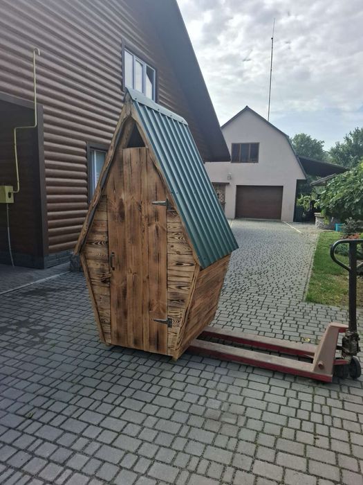 Деревяний туалет , вбиральня