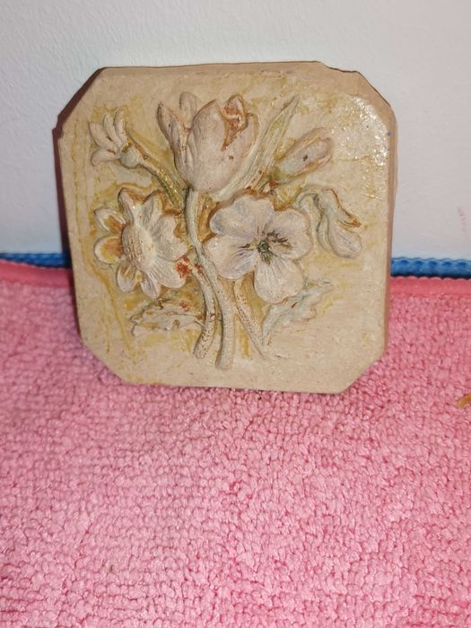 Pequena placa de cerâmica (FLORES) da Fábrica Bordalo Pinheiro.