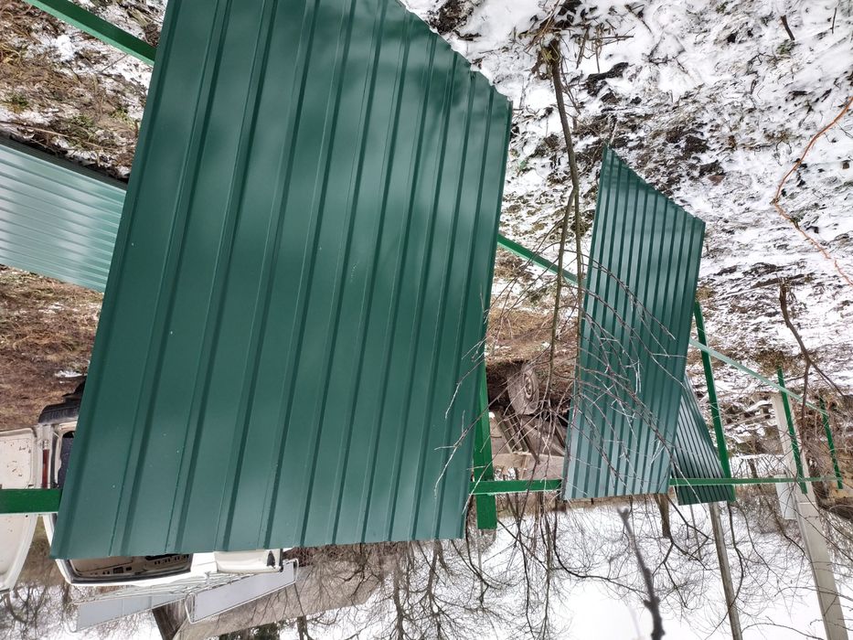 Монтаж огорожі, паркану, забору з профнастилу.