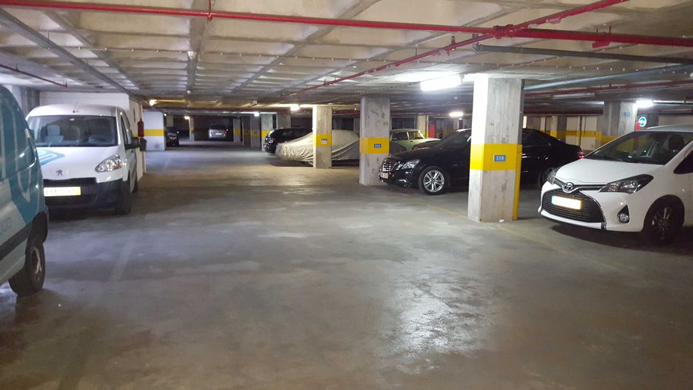 Estacionamento para Mota na rua Jorge Barradas , Benfica