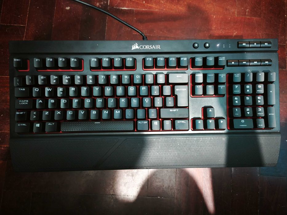 Corsair K68 Mechanical Keyboard with Cherry MX Red Switches – In Excellent Condition64752396674691124