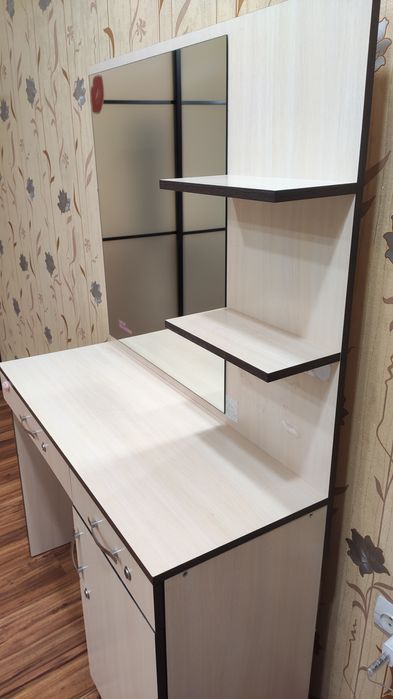 Стіл для макіяжу(туалетний) з дзеркалом