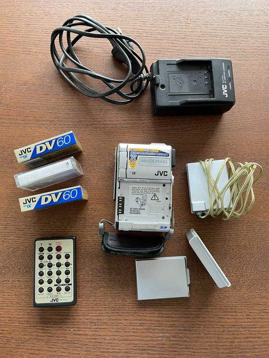 Câmara Video MiniDV JVC GR-DVP5E – Ultra Compacta (Estilo Retro/anos 2000)