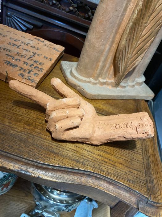 Mão escultura barro da famosa Margarida Schimmelpfennig Assinado 21 cm