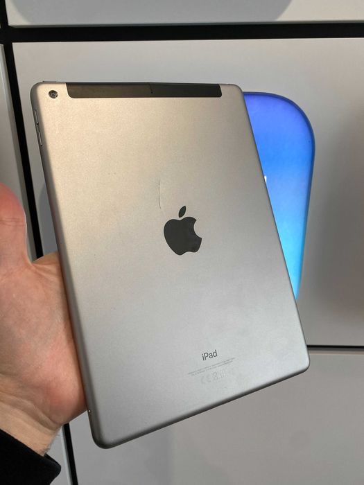 Apple iPad 6 32GB Wi-Fi + чехол защитный новый