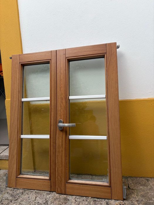 Varias janelas em madeira e com vidro duplo