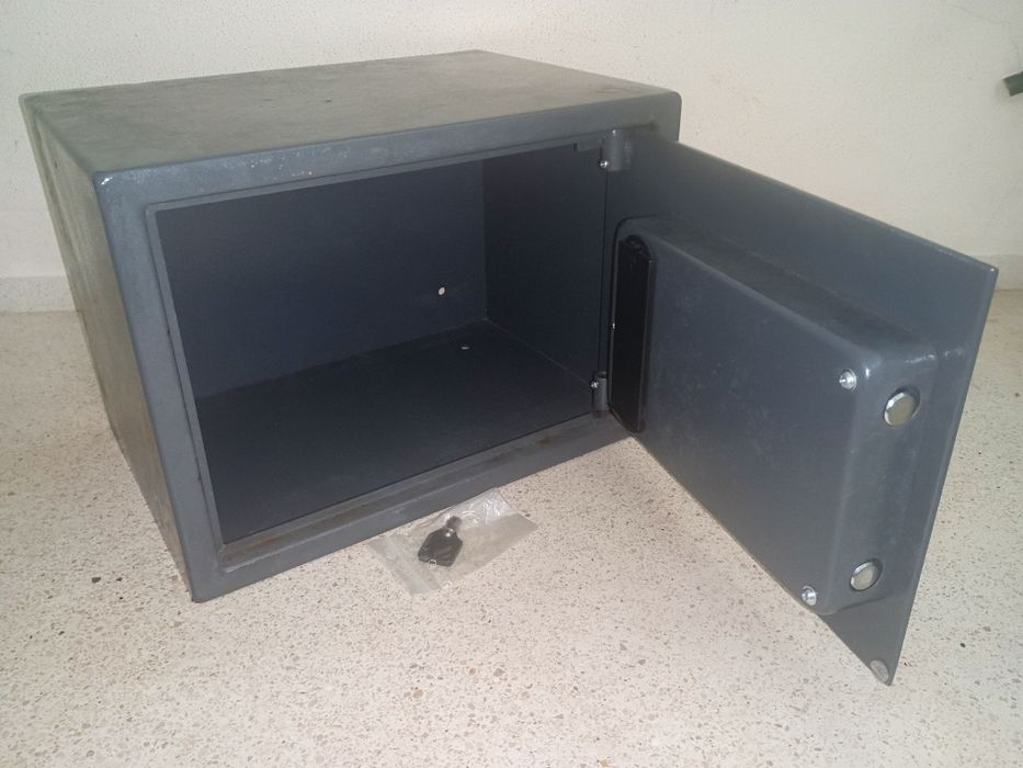 Cofre de segurança eletrónico/digital de encastrar ou fixar, construído em aço de cor cinzenta escura:  
​Dimensões: 35 \25 \ 25cm