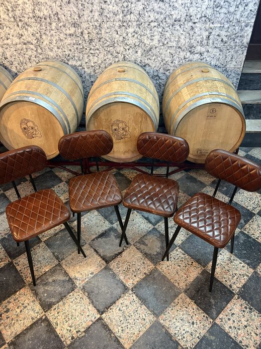 Cadeiras com estofos em couro (4pc)