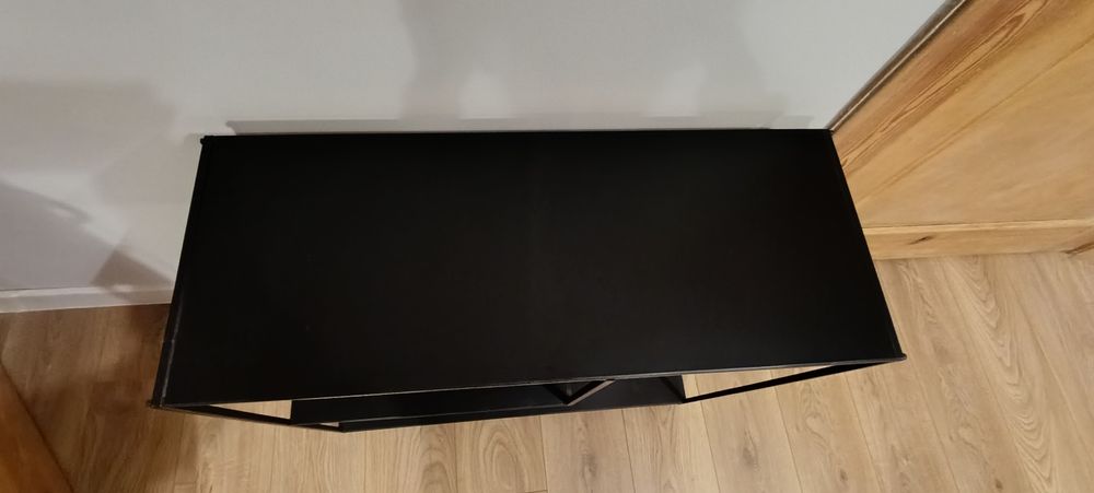 Czarna metalowa konsola