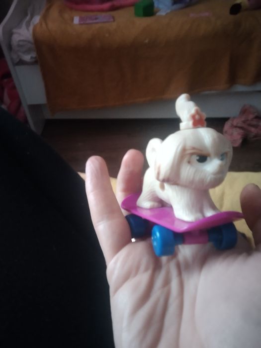 Продам собачку на скейті