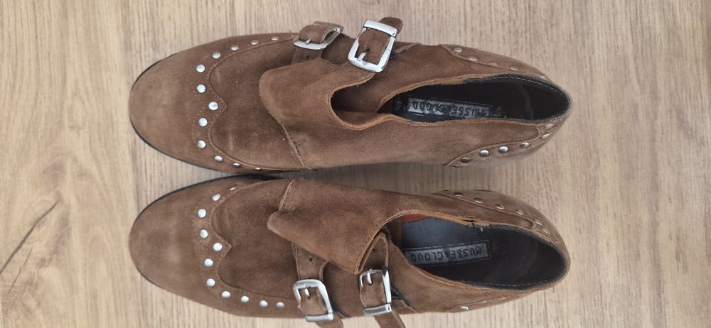 Sapatos castanhos em camurça com fivelas — N.º 39