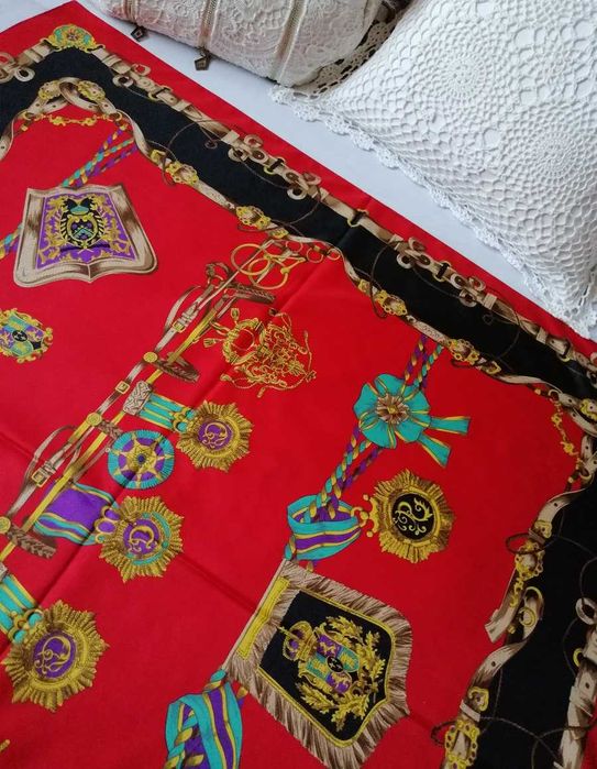 Bogate wzory medale 89 duża apaszka  chustka czarna beż