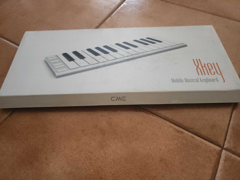 2 CME Xkey (teclados MIDI portatil, com estojo)