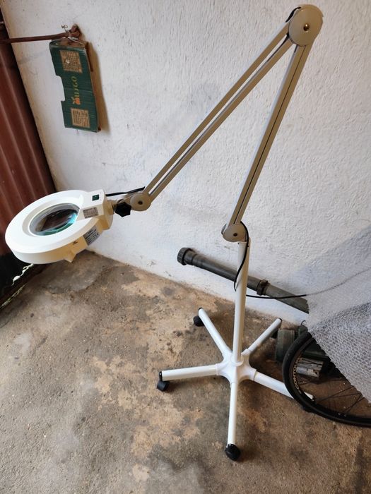 Lupa de estética com pé