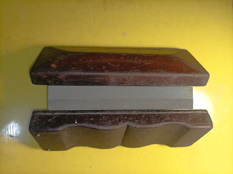 Вінтажний заточний камінь карборунд у дерев’яному боксі