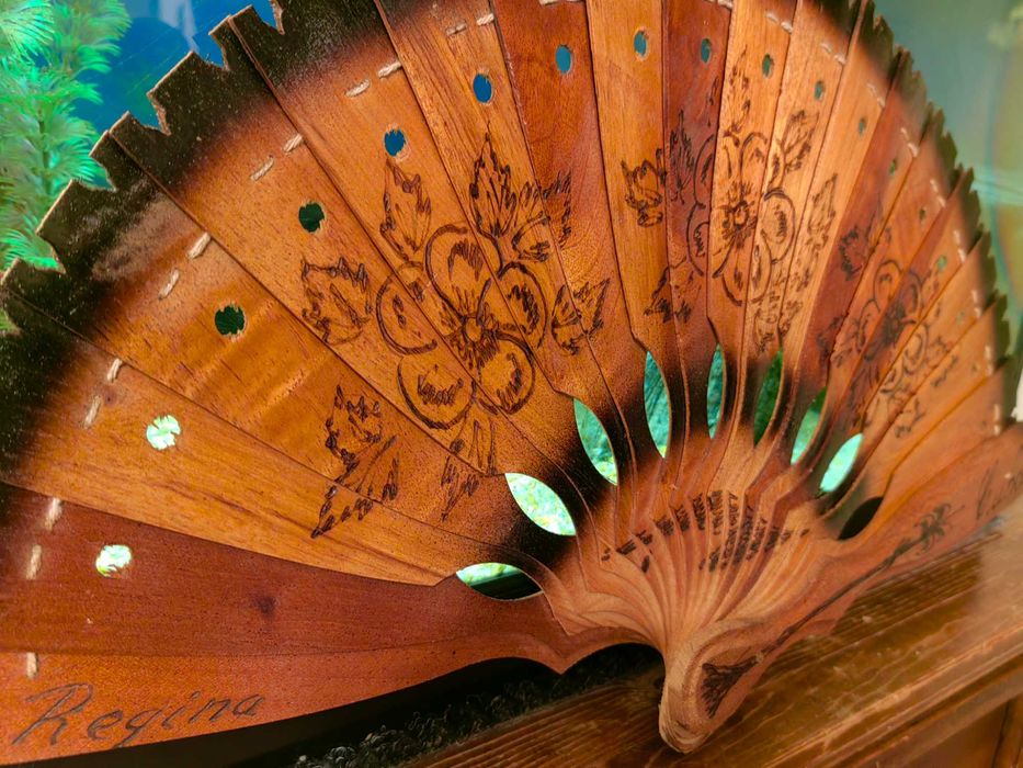 Leque Decorativo em Madeira Regina de Cuba