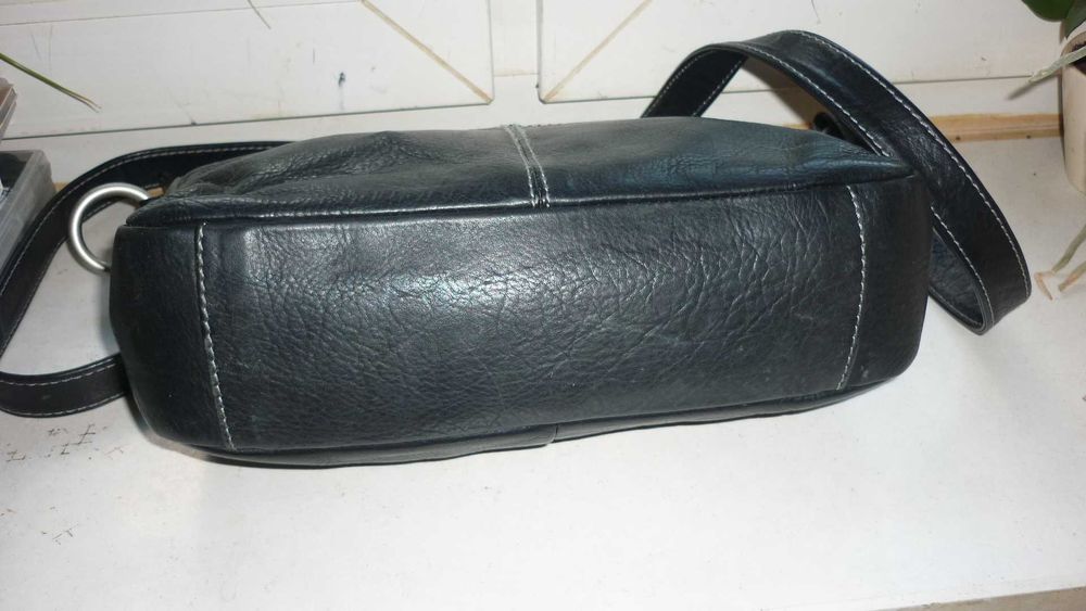 Czarna skórzana listonoszka