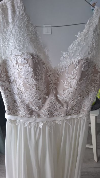 Suknia ślubna z muślinowym dołem