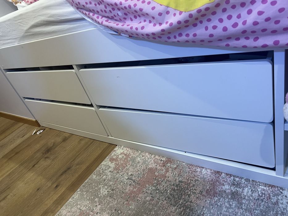 Cama solteiro com gabetas e prateleiras