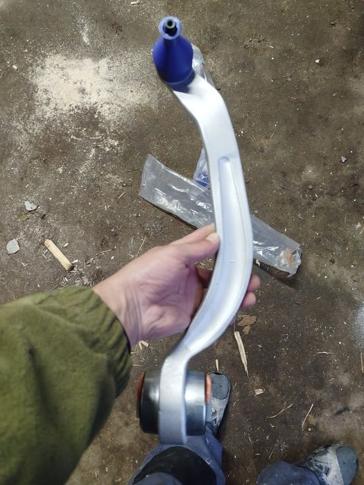 Продам передні ричаги криві audi a6 c5