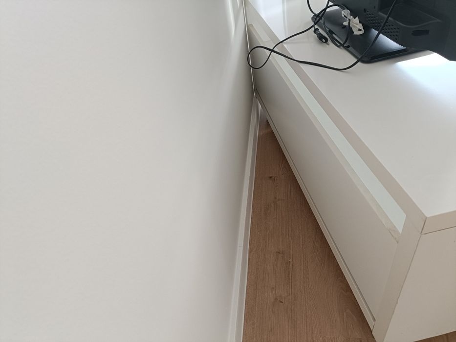 Móvel Ikea com rodas e duas gavetas em bom estado. Para desocupar.