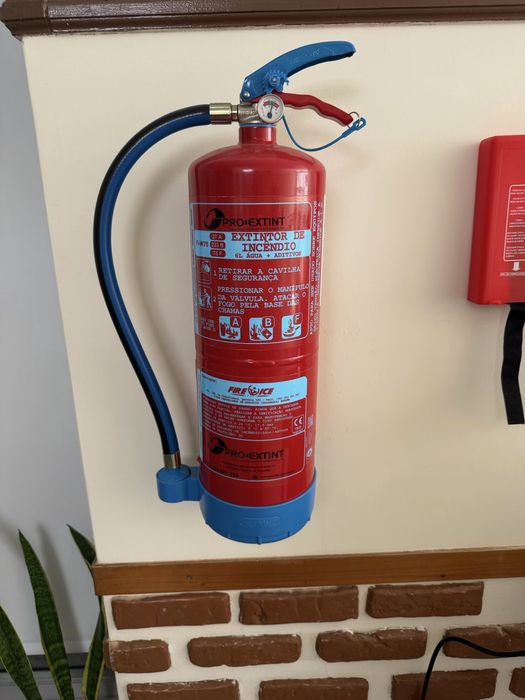 Extintor e manta contra fogo