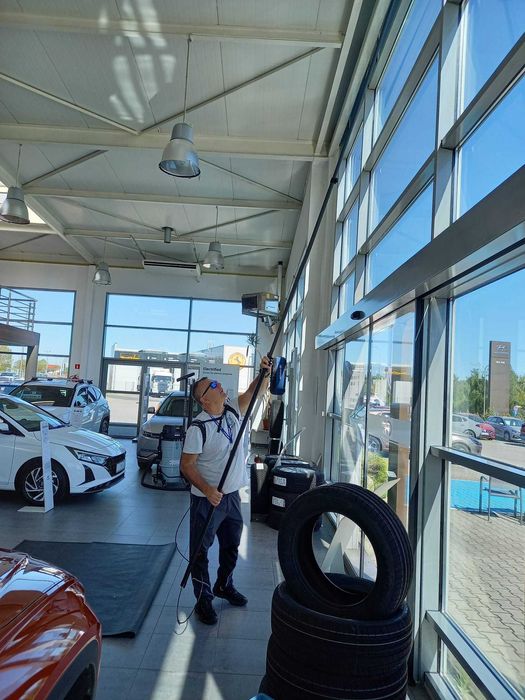 Mycia okien i przeszkleń w Biurach  na wysokości do 16 metrów