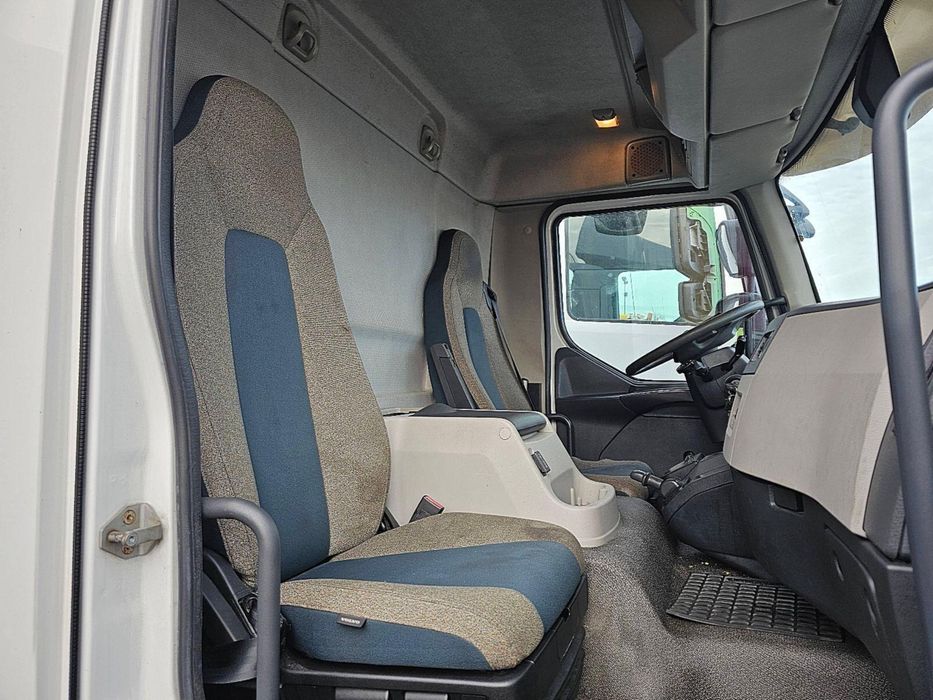 VOLVO FL250 14 Ton 2017 CAIXA 9 Metros EXCELENTE ###OPORTUNIDADE###