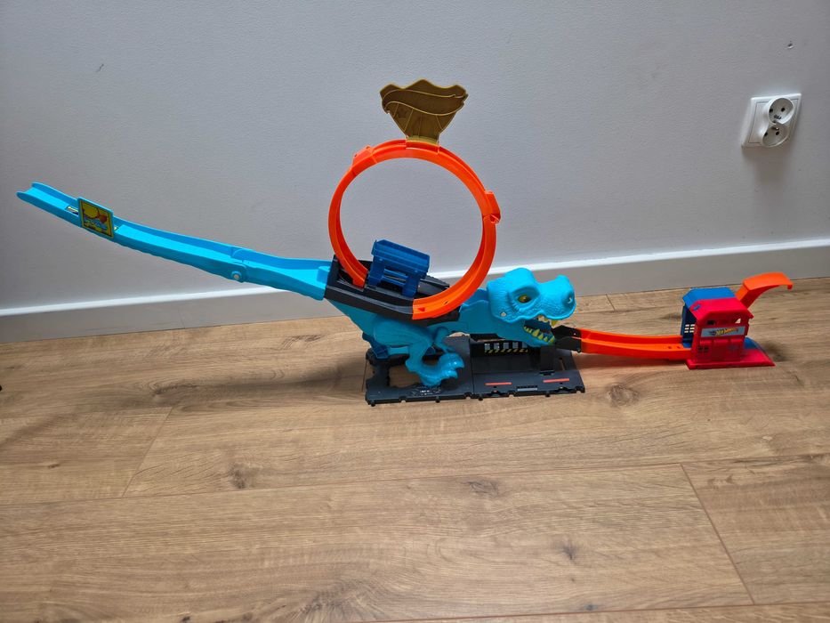 Hot Wheels City Atak Dinozaura T-Rex + Samochodzik Wyrzutnia HKX42