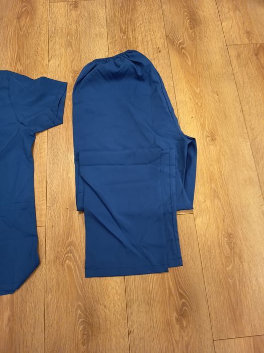 Nowy ciemnoniebieski mundurek medyczny rozmiar M