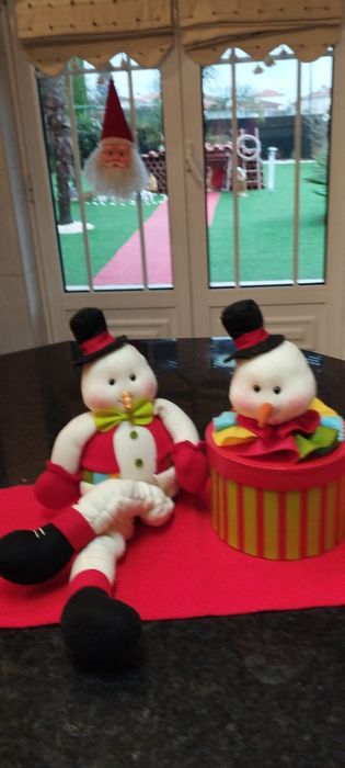Bonecos de neve e boneco em caixa que faz de guarda jóias