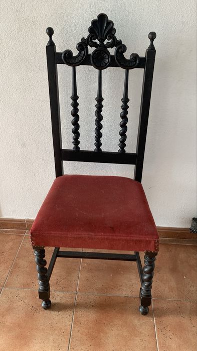 Cadeira vintage em bom estado de madeira mogno e veludo
