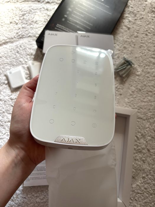 Сенсорна клавіатура Ajax KeyPad Plus white з брелоками і картками