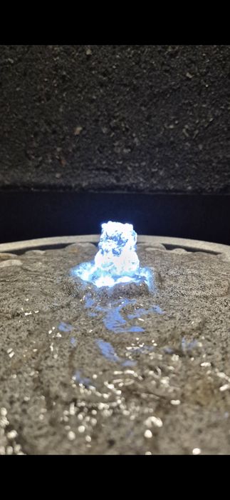 Fontanna dekoracyjna do ogrodu LED konglomeratowa