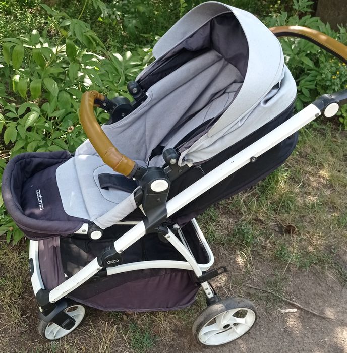 Прогулянкова дитяча коляска