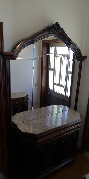 Conjunto de aparadores em nogueira com tampo em mármore e espelho