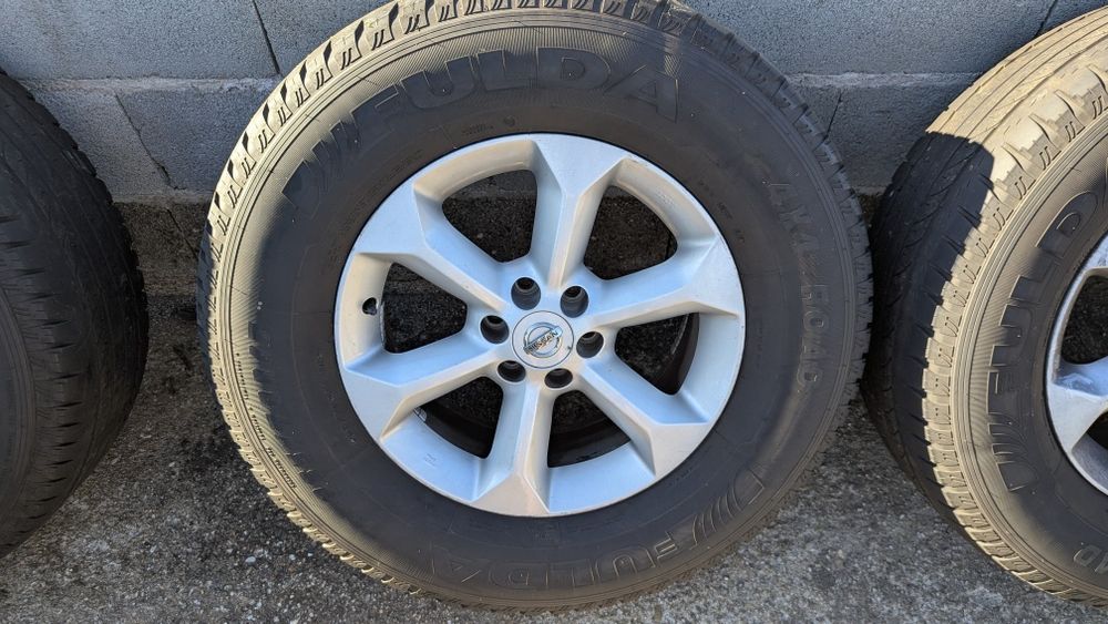 Jantes originais - Nissan Navara com pneus