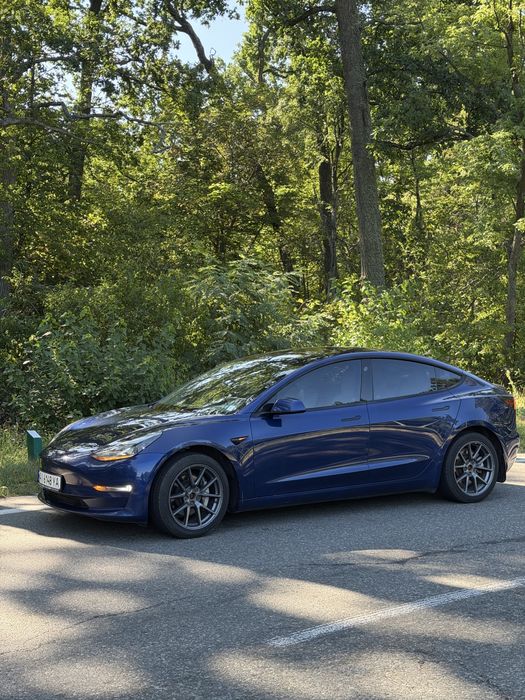 Автомобіль Tesla Model 3 2022