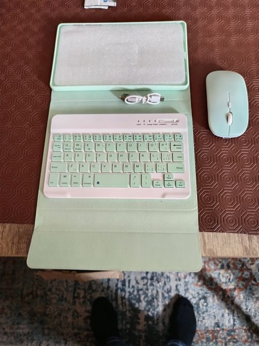 Capa com teclado tablet