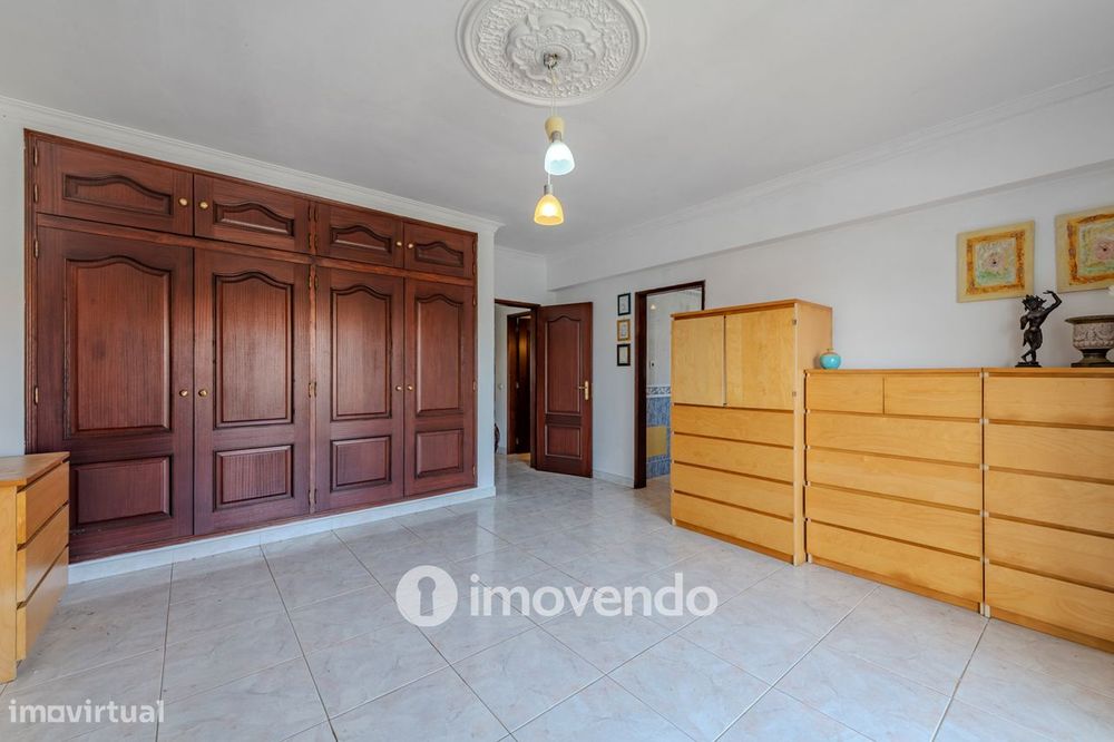 Moradia T4, com áreas amplas e jardim, em Faro